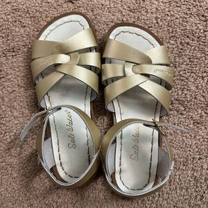 Saltwater sun sans sandals